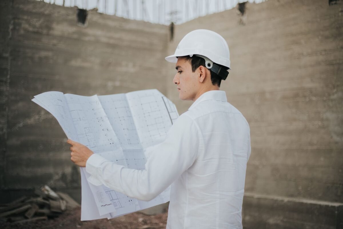 Arquiteto masculino olhando para um layout de plano
